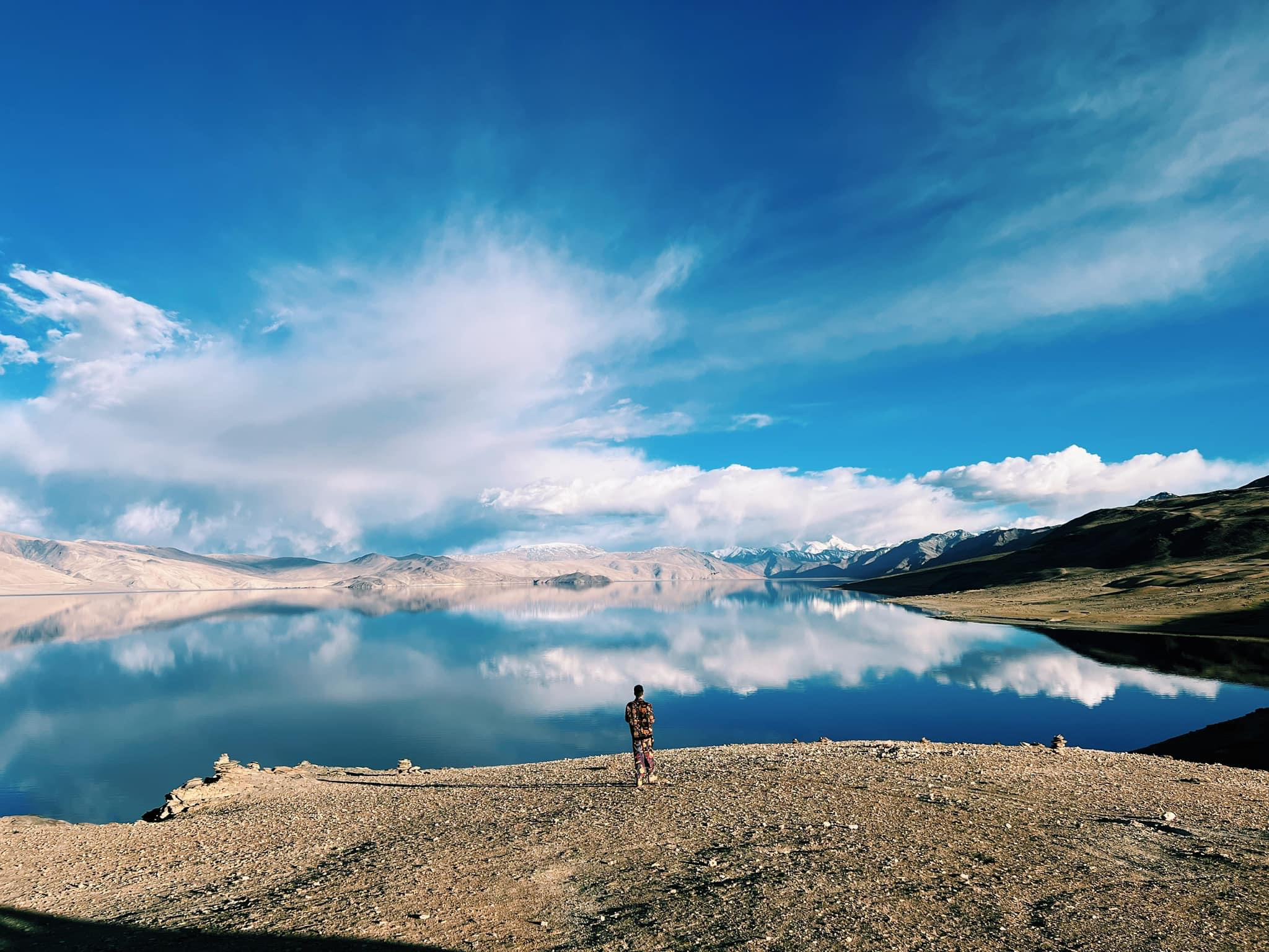 Hồ Pangong Tso nằm gọn trong dãy Himalaya có khả năng thay đổi màu sắc theo thời tiết, theo mùa và thậm chí là theo những thời điểm khác nhau trong ngày. Trước khung cảnh hùng vỹ này, con người trở nên nhỏ bé và mọi vướng bận cuộc sống hiện đại đề phải lùi xa để nhường chỗ cho tĩnh lặng bình yên.