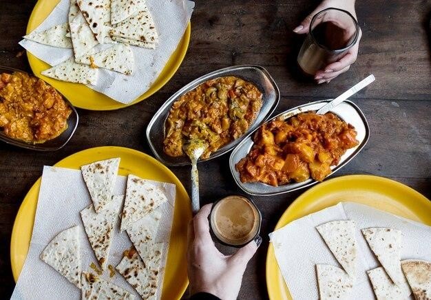 Một bữa ăn Ấn điển hình với cà ri, bánh naan và trà Malasa. Ảnh: @rawpixel.com