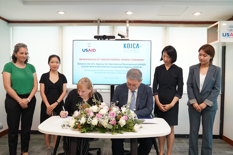Giám đốc USAID Ann Marie Yastishock cùng Giám đốc KOICA Cho Han Deog ký MOU. Ảnh: USAID
