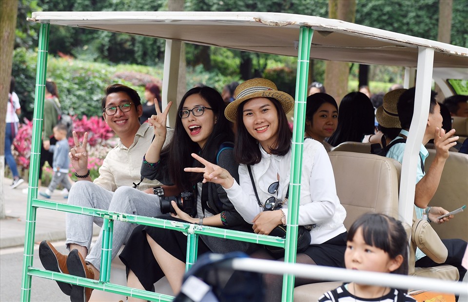 Khuôn viên nơi đây gồm 7 khu bảo tồn và 9 khu danh thắng cảnh quan ở núi Qionglai và Jiajin.