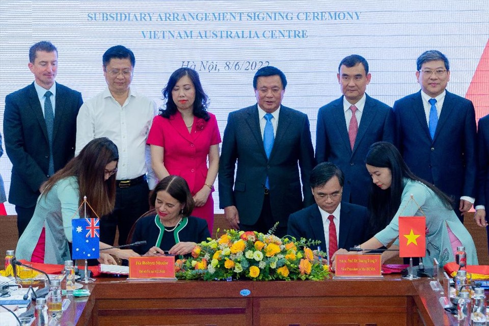 Lễ ký Thỏa thuận Bổ sung dự án “Thành lập và nâng cao năng lực Trung tâm Việt Nam - Australia“. Ảnh: ĐSQ Australia
