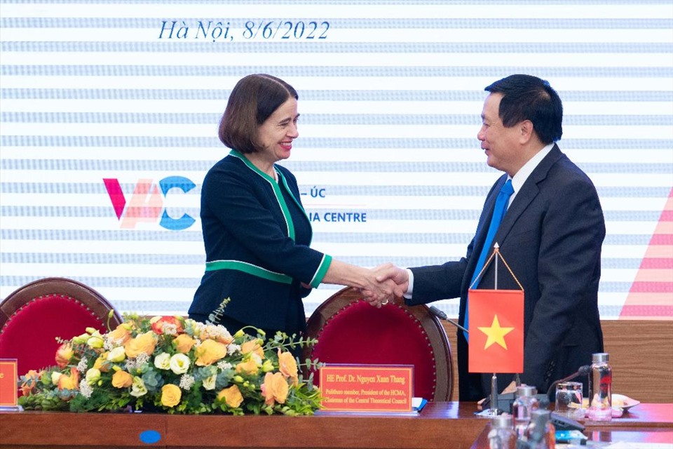 Ms. Robyn Mudie – Australian Ambassador to Vietnam;  Associate Professor Dr. Duong Trung Y - Deputy Director of Ho Chi Minh National Academy of Politics