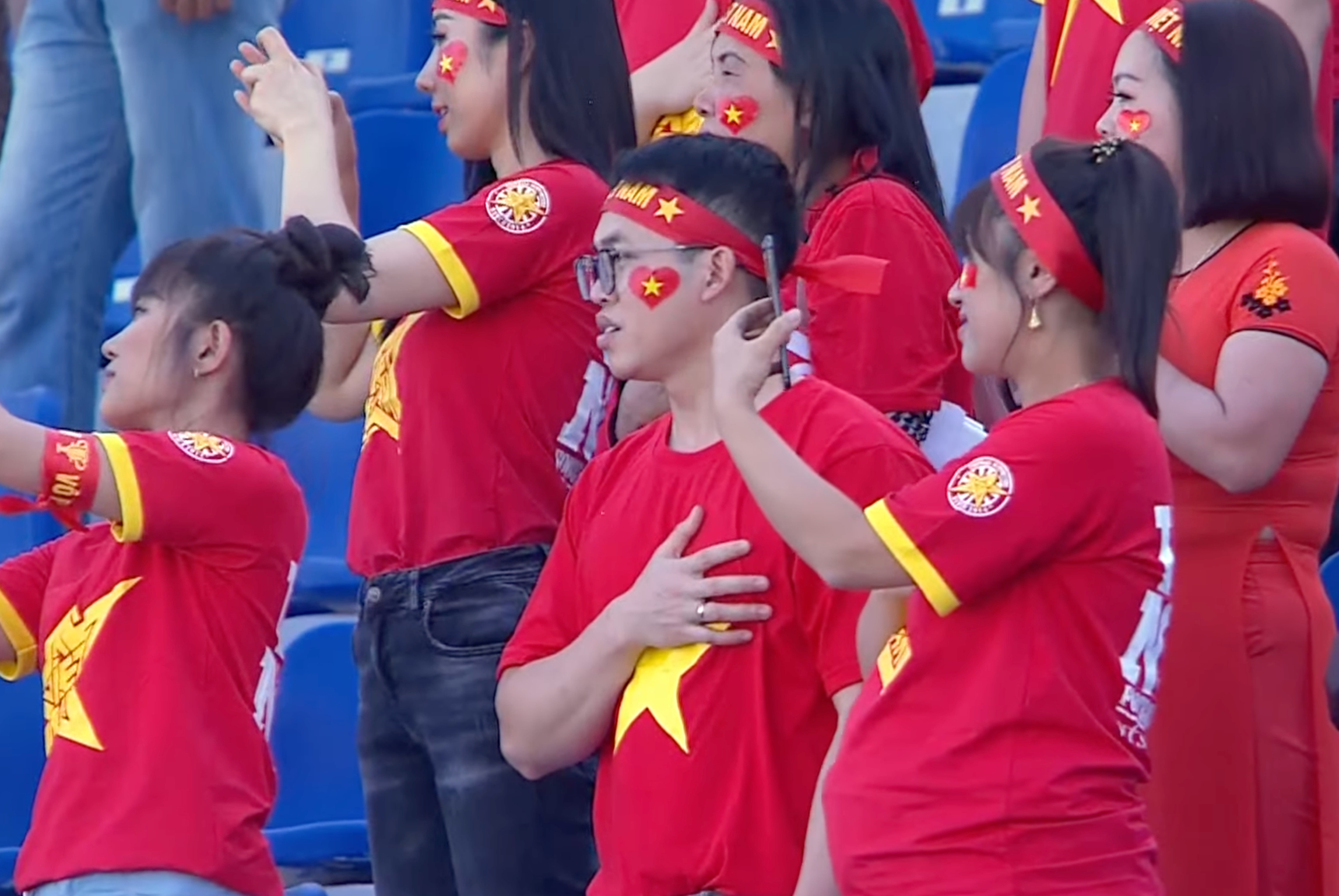 U23 Việt Nam cử hành quốc ca trước trận đấu. Ảnh: CMH