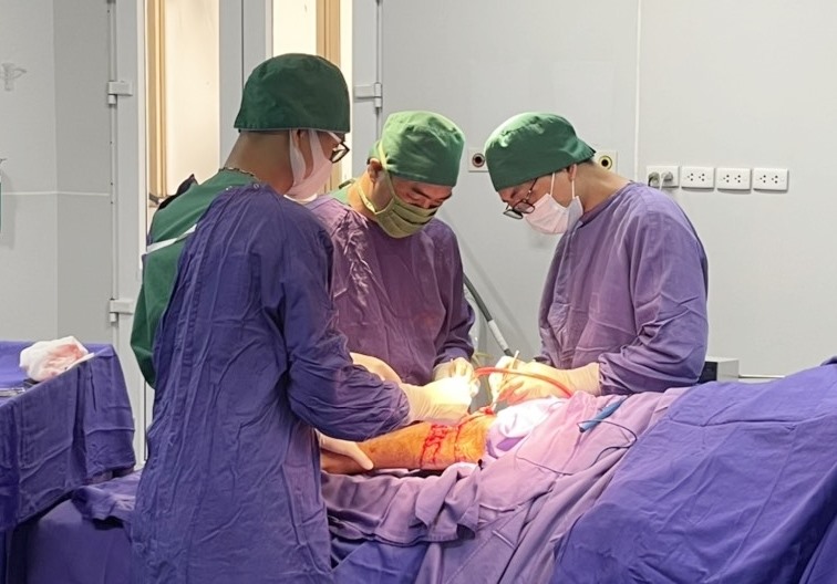Bệnh nhân được phẫu thuật cấp cứu tại Bệnh viện Đa khoa tỉnh Quảng Ninh. Ảnh: Nguyễn Trang