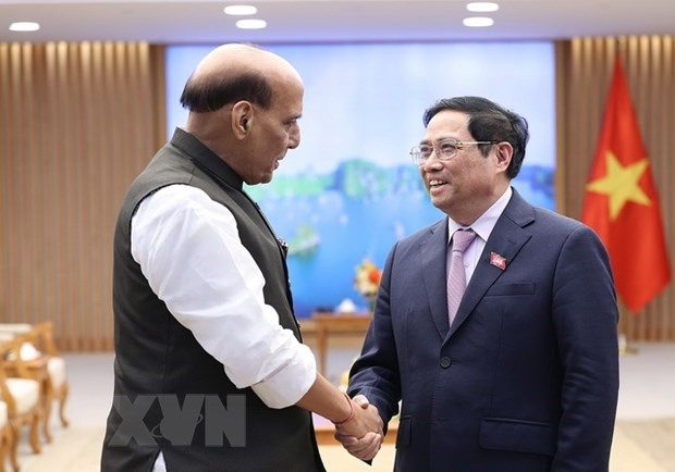 Thủ tướng Phạm Minh Chính nói chuyện thân mật với Bộ trưởng Quốc phòng Ấn Độ Rajnath Singh. Ảnh: TTXVN