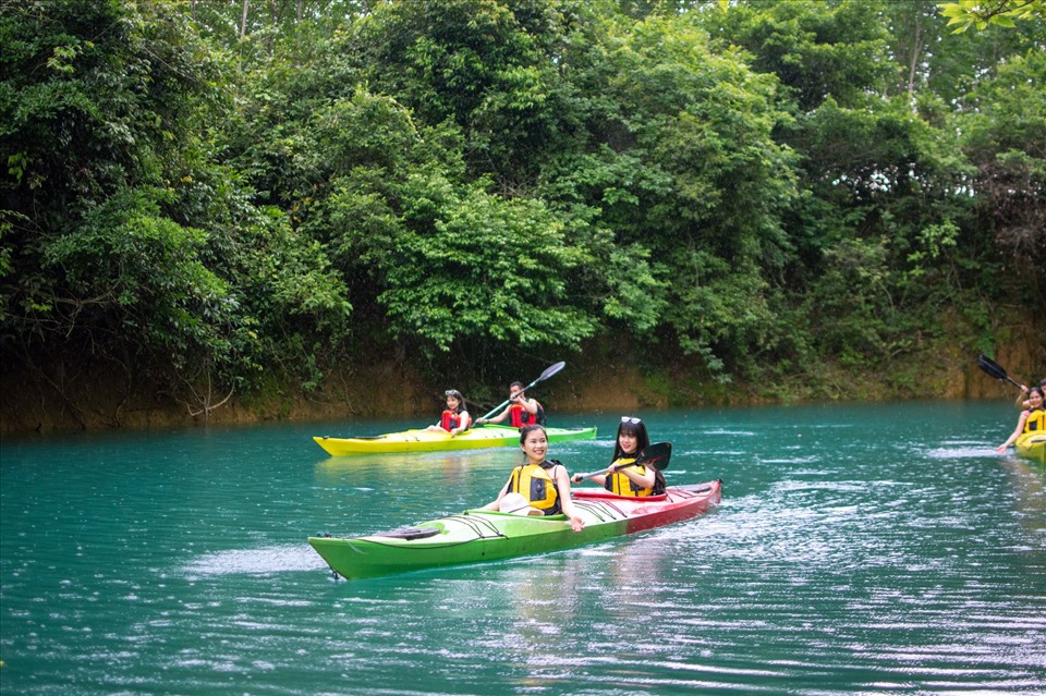 Du ngoạn bằng thuyền hay chèo Kayak/SUP thư giãn trên suối Blue với sắc xanh ngọc bích vô thực, du khách được đắm chìm vào cảnh quan non nước hữu tình.