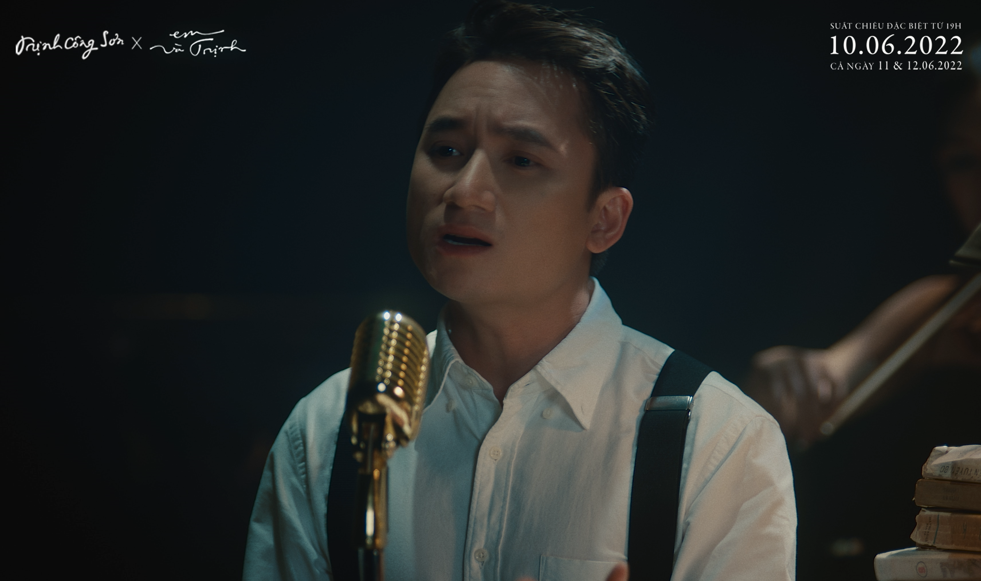 Phan Mạnh Quỳnh hát nhạc phim “Em và Trịnh“. Ảnh: NSX.