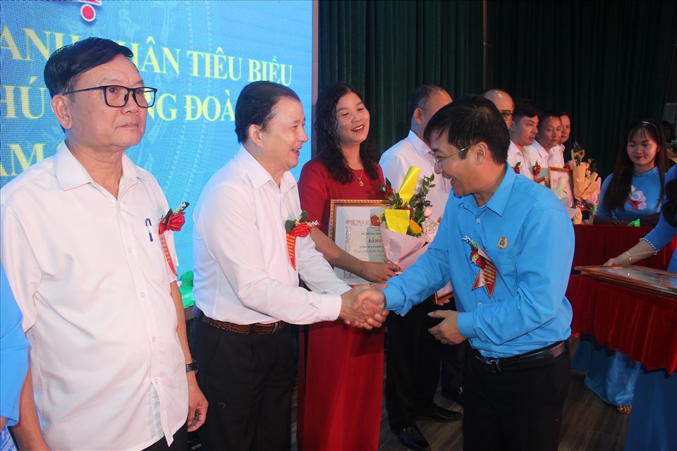 Lãnh đạo LĐLĐ tỉnh Sơn La tặng bằng khen cho các doanh nghiệp tiêu biểu.