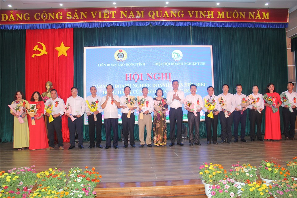 Phó Chủ tịch UBND tỉnh Sơn La và Hiệp hội Doanh nghiệp Sơn La tặng hoa vinh danh các doanh nghiệp, doanh nhân tiêu biểu.