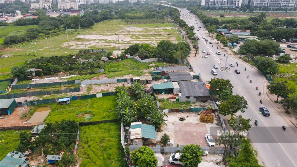 Khu đất nông nghiệp tại phường Mễ Trì (Nam Từ Liêm - Hà Nội) bị đổ bêtông, san lấp, dựng lều lán cho thuê trái phép.