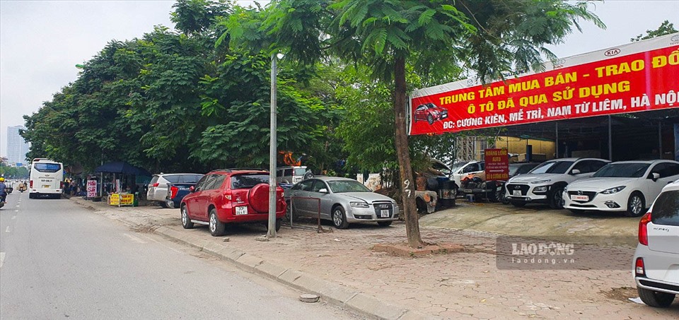 Ảnh: Nội Không khó để bắt gặp các biển bảng quảng cáo cho thuê mặt bằng ngay tại các khu đất nông nghiệp ở Hà Nội.