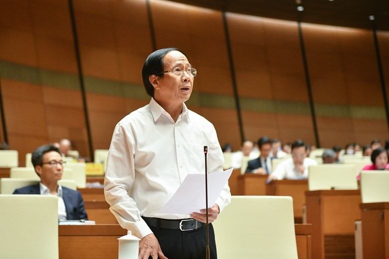 Phó Thủ tướng Chính phủ Lê Văn Thành tham gia trả lời chất vấn.