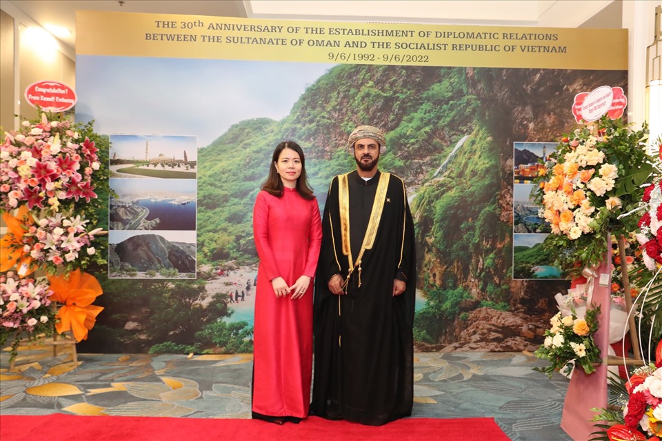 Trợ lý Bộ trưởng Ngoại giao Việt Nam-Nguyễn Minh Hằng và Ngài Saleh Mohamed Ahmed Al Saqri - Đại sứ Oman chụp ảnh kỷ niệm. Ảnh: BTC