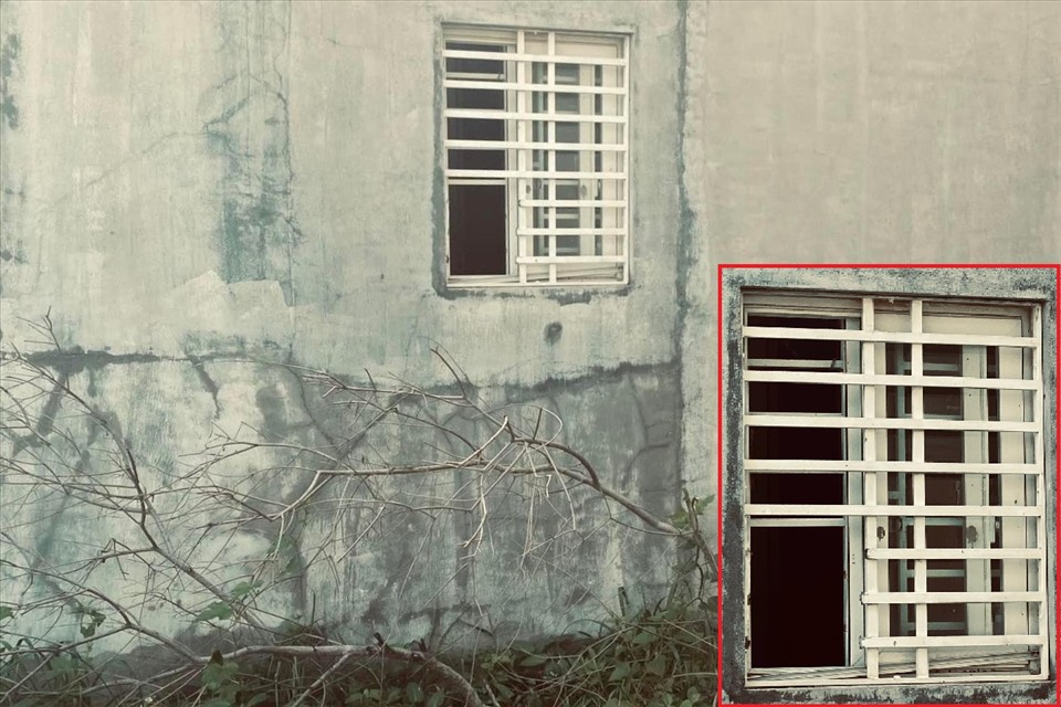Khung cửa sổ nơi các đối tượng cắt phá rồi đột nhập vào một cửa hàng tại Long Điền lấy đi nhiều tài sản. Ảnh: NDCC