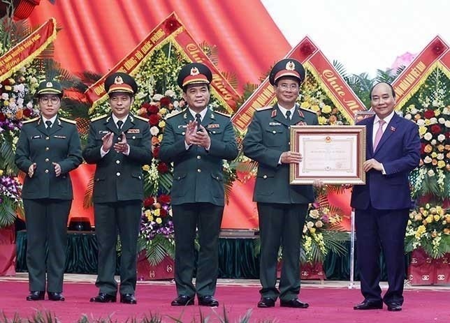 Chủ tịch nước Nguyễn Xuân Phúc trao tặng Huân chương Bảo vệ Tổ quốc hạng Ba cho Binh đoàn 11.