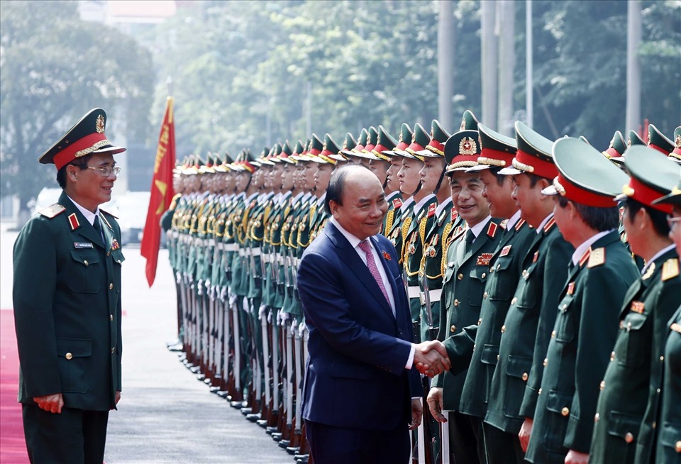 Chủ tịch nước Nguyễn Xuân Phúc với lãnh đạo Bộ Quốc phòng và các sỹ quan chỉ huy của Binh đoàn 11.