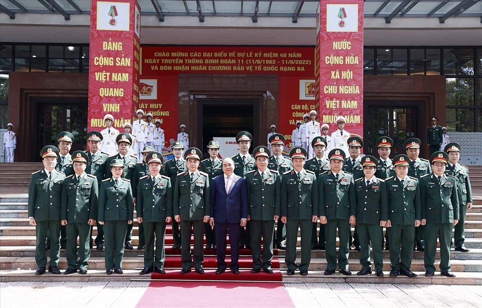 Chủ tịch nước Nguyễn Xuân Phúc với lãnh đạo Bộ Quốc phòng và các sỹ quan chỉ huy của Binh đoàn 11.