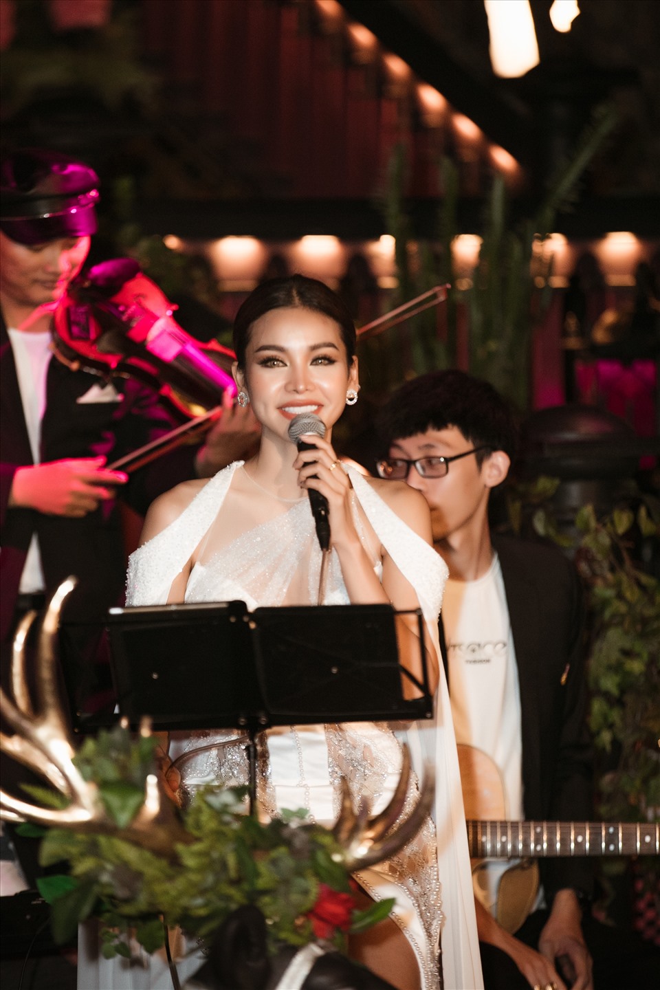 Engfa Waraha - Hoa hậu Hòa bình Thái Lan 2022 cũng góp giọng với mong muốn gửi tặng đến tất cả mọi người trong bữa tố