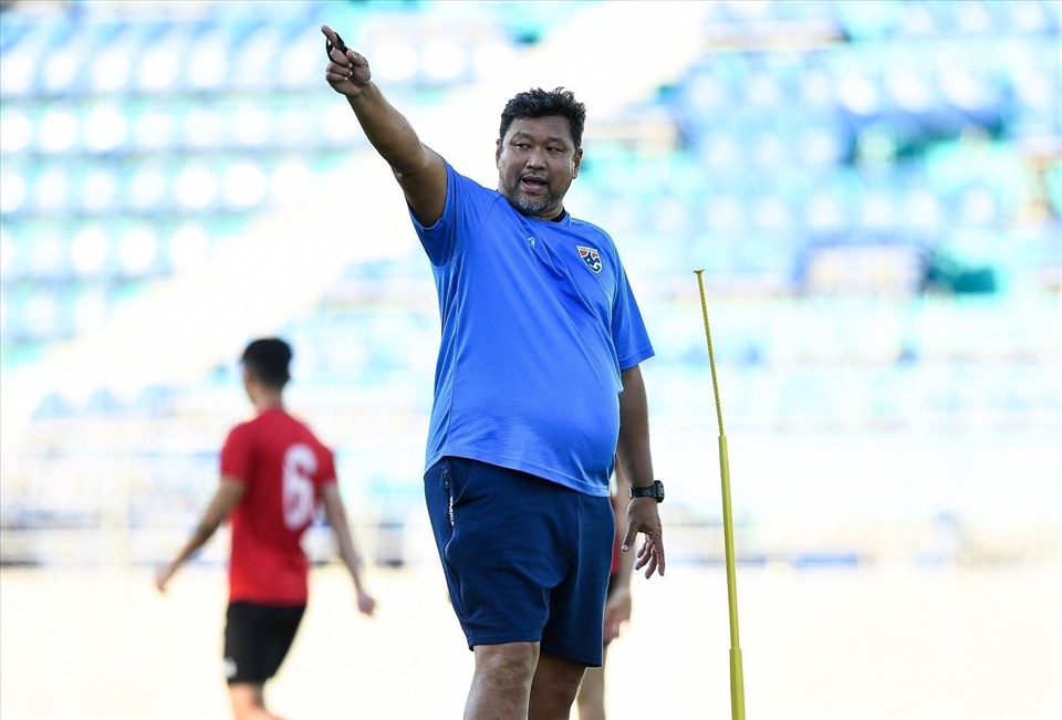 Cổ động viên Thái Lan đòi sa thải huấn luyện viên Worrawoot Srimaka. Ảnh: FAT