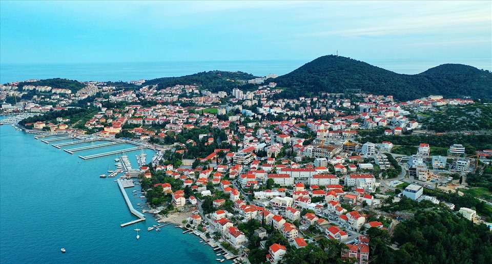 Montenegro là khu vực ít dân cư nhất Đông Âu, với dân số chỉ khoảng dân số khoảng 620.000 người. Thị trấn Budva chỉ có khoảng 14.000 cư dân trong số đó.