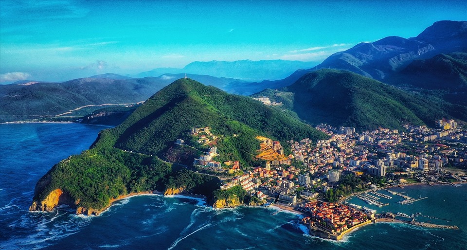 Vùng ven biển xung quanh Budva, được gọi là Budva Riviera, là trung tâm của du lịch ở Montenegrad.