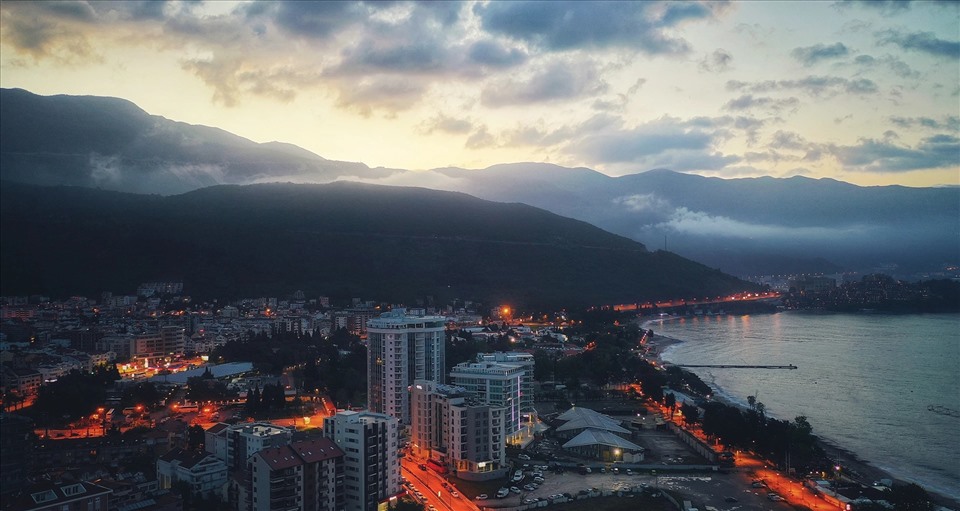 Bình minh trên biển tuyệt đẹp tại Budva. Các bãi biển ở đây còn hoang sơ, vẻ đẹp mê đắm biến Budva trở thành điểm du đỉnh biển nổi bật nhất ở Montenegro. Bờ biển dài 21 km với 17 bãi biển, được đánh giá là một trong những bãi biển đẹp nhất thế giới.