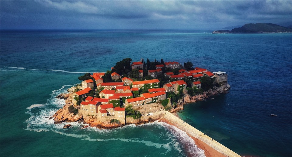 Cách trung tâm thị trấn Budva khoảng 6 km có một hòn đảo nhỏ mang tên Sveti Stefan. Trên đảo có một làng chài cùng tên với những ngôi nhà cổ được xây dựng từ thế kỷ 15.