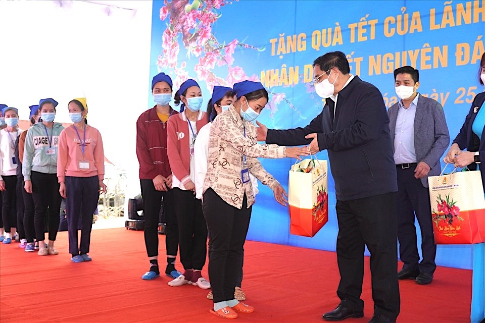 Thủ tướng Chính phủ Phạm Minh Chính tặng quà công nhân lao động nhân dịp Tết Nguyên đán Nhâm Dần 2022. Ảnh: L.D.O