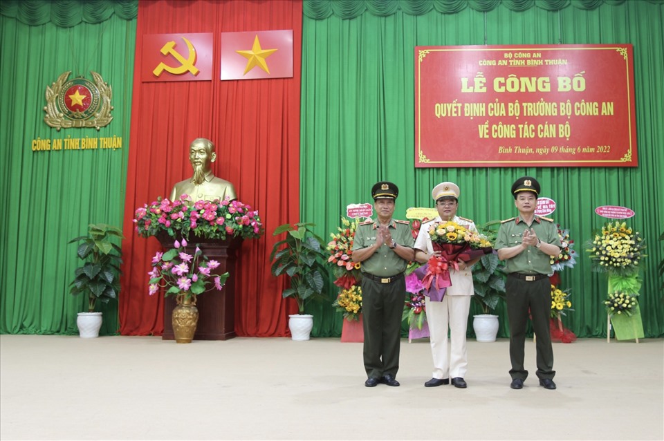 Thượng tá Huỳnh Ngọc Liêm nhận quyết định bổ nhiệm Phó giám đốc Công an tỉnh Bình Thuận. Ảnh: CA