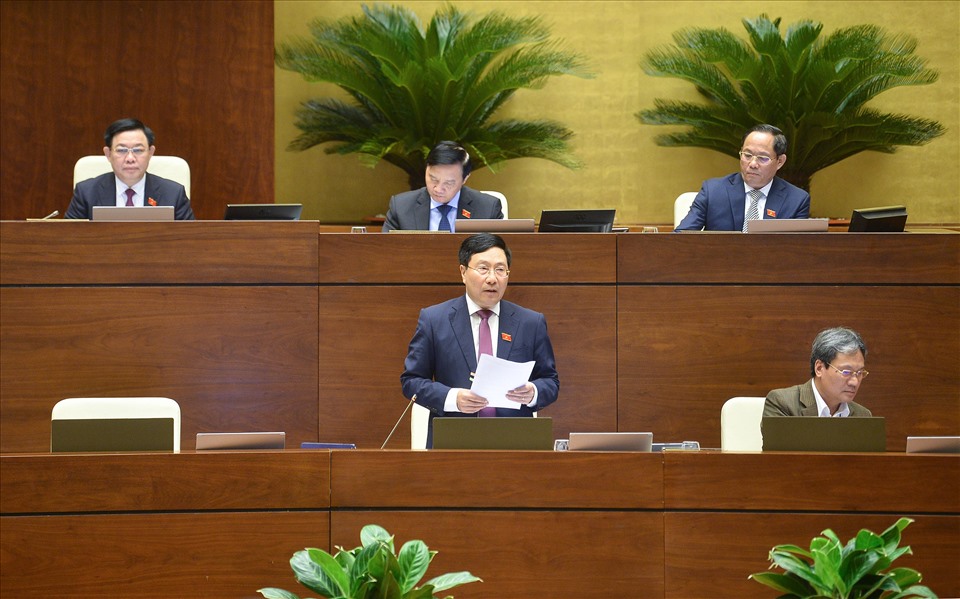 Phó Thủ tướng Thường trực Chính phủ Phạm Bình Minh trả lời chất vấn.