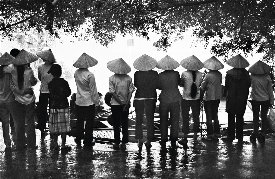Bức ảnh này được nhiếp ảnh gia Nguyễn Hữu Tuấn chụp tại khu du lịch Tam Cốc (Ninh Bình), nói về công việc mưu sinh vất vả với thu nhập ít ỏi, của những người phụ nữ chở đò đưa khách tham quan.