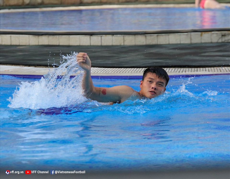 Một số cầu thủ khác như Văn Tùng, Tiến Long lựa chọn thư giãn tại bể bơi của khách sạn.