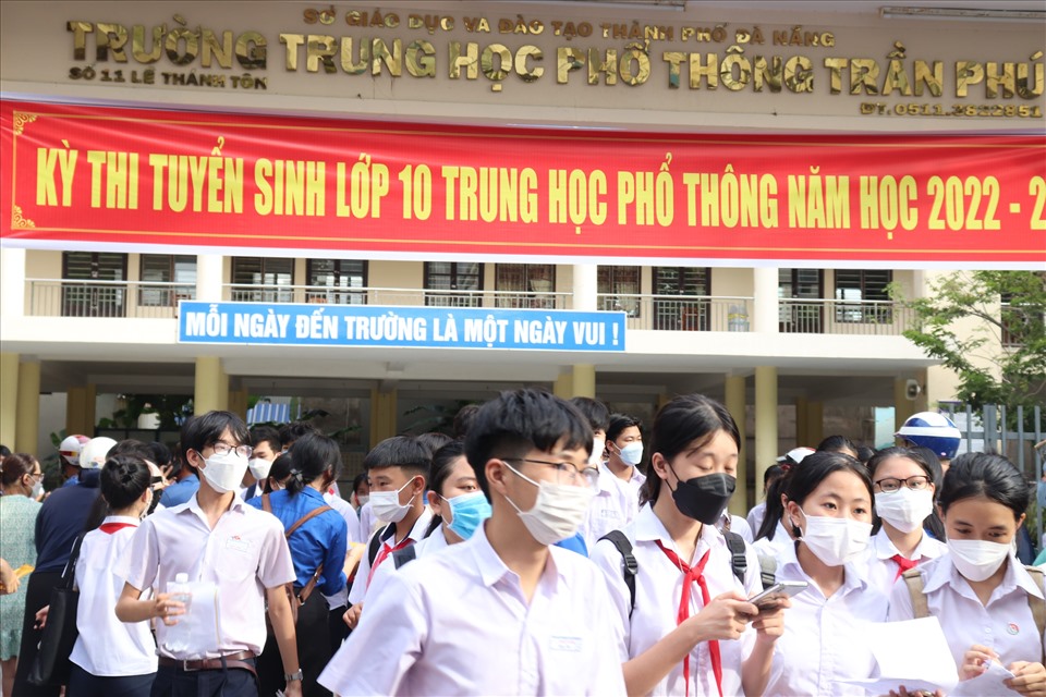 Tại điểm thi trường THPT Trần Phú nhiều thí sinh tươi cười sau giờ thi. Ảnh: Nguyễn Linh