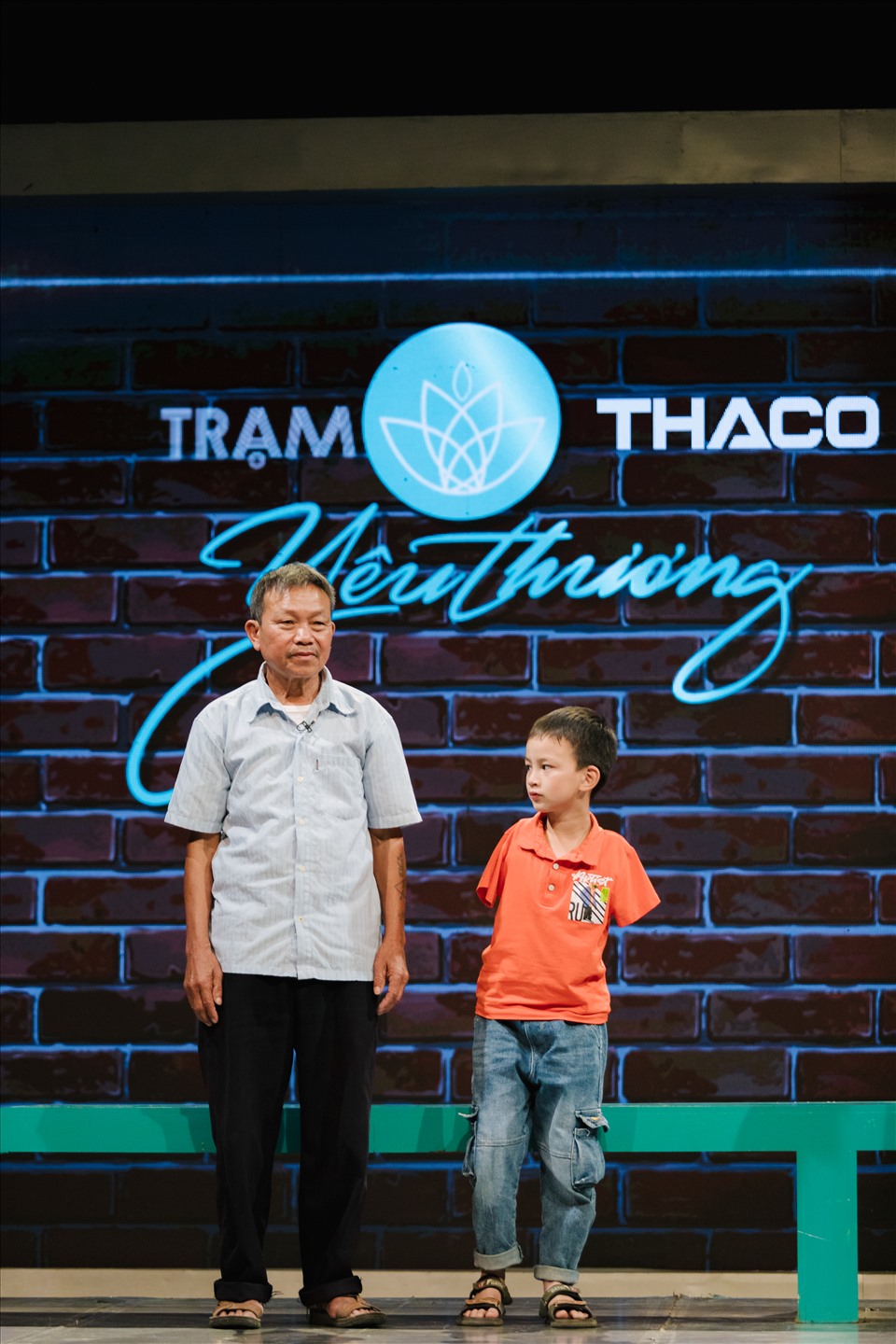 Cậu bé Nguyễn Đông Khải và ông nội là khách mời của chương trình “Trạm yêu thương“. Ảnh: VTV