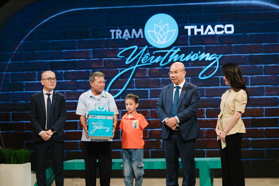 Món quà của chương trình gửi tặng Nguyễn Đông Khải sẽ phần nào giúp ông cháu cậu bé có thể viết tiếp ước mơ. Ảnh: VTV