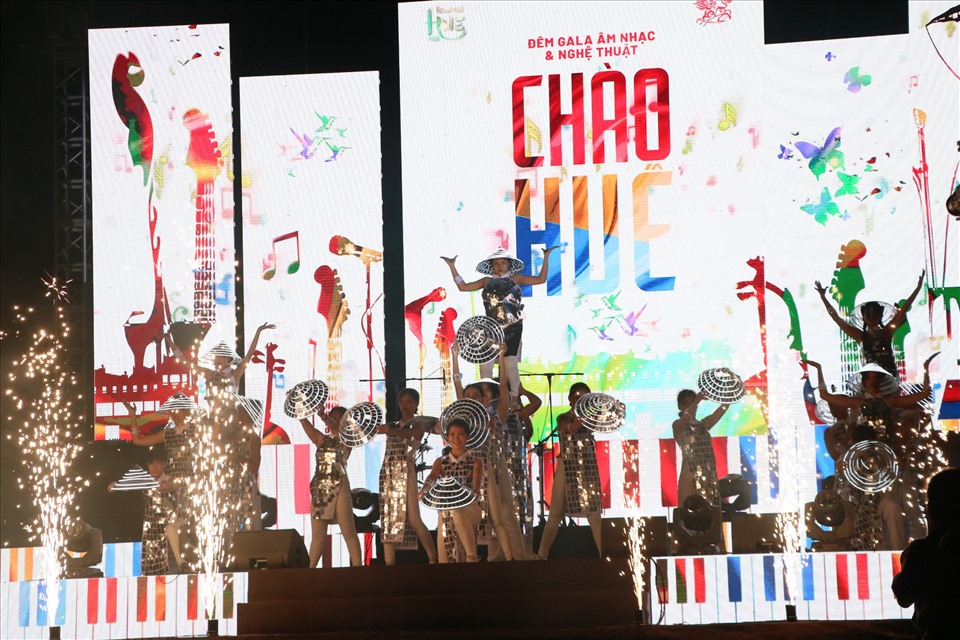 Tuần lễ Festival Huế 2022 với chuỗi 8 chương trình chính, 34 buổi biểu diễn nghệ thuật tiêu biểu đầy màu sắc và hơn 30 hoạt động hưởng ứng, đồng hành, trưng bày, triển lãm đã diễn ra liên tục trong 6 ngày đêm tại 11 sân khấu và điểm diễn trên địa bàn tỉnh Thừa Thiên Huế.
