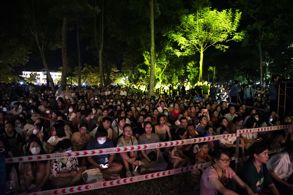 Đêm Gala có chủ đề “Chào Huế” với nhiều tiết mục trình diễn đặc sắc, chọn lọc của các ban nhạc, đoàn nghệ thuật Việt Nam và quốc tế đã thu hút hàng nghìn người dân địa phương và du khách.