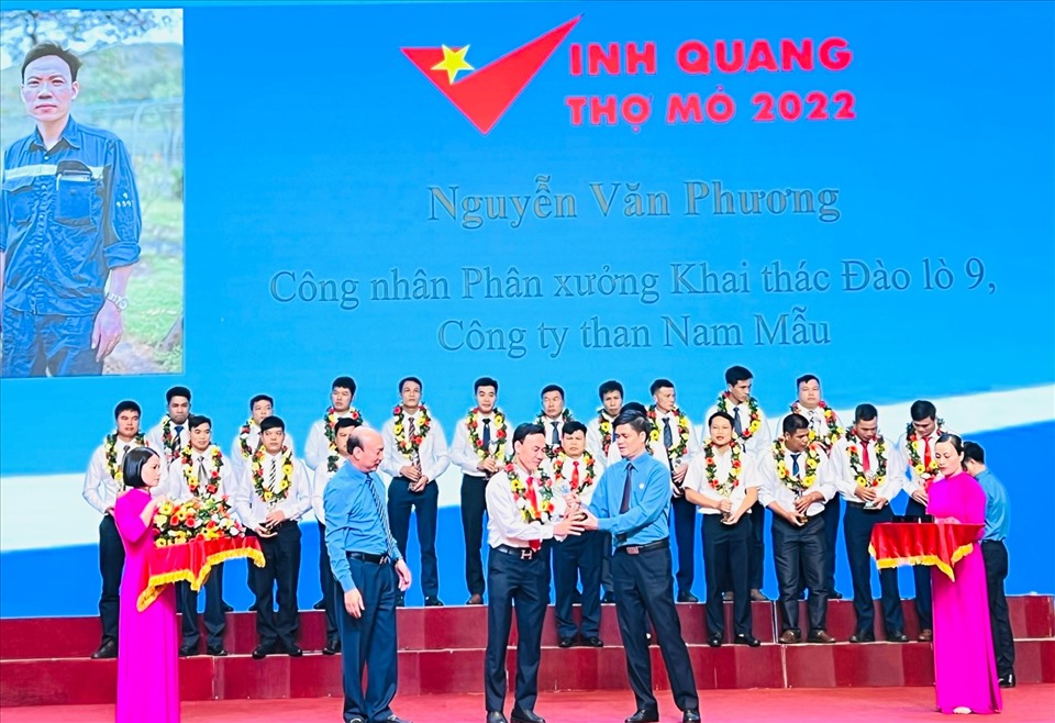 Phó Chủ tịch Tổng LĐLĐ Việt Nam Ngọ Duy Hiểu (phải) trao phần thưởng cho công nhân, cán bộ xuất sắc tiêu biểu của TKV. Ảnh: Nguyễn Hùng