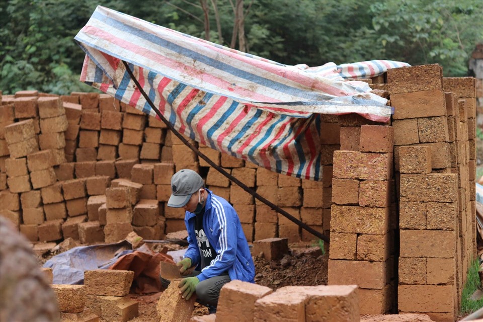 Những mỏ đá ong ở vùng quê xã Bình Yên thường nằm men theo các quả đồi, dưới từng lớp đất màu mỡ bên dòng sông Tích. Ảnh: PV