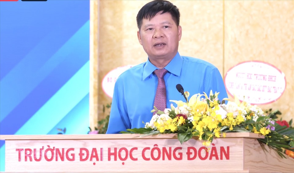 Phó Chủ tịch Tổng Liên đoàn Lao động Việt Nam Phan Văn Anh phát biểu tại Lễ bế giảng. Ảnh: Ngọc Tú