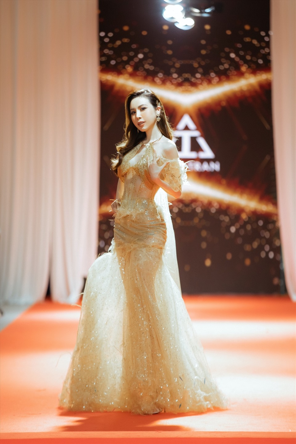 Hoa hậu Áo dài 2017 Hoàng Dung quyến rũ và gợi cảm trong một chiếc đầm vàng đuôi cá lấp lánh, cut-out phần ngực cùng họa tiết trúc được thêu tay thủ công độc đáo. Ảnh: NVCC.