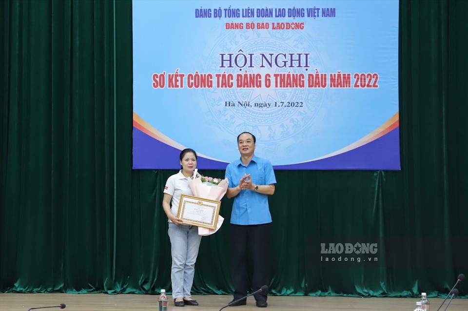 Bà Nguyễn Thu Hà (bên trái) được nhận bằng khen của Đảng bộ Khối các cơ quan Trung ương. Ảnh: Tô Thế