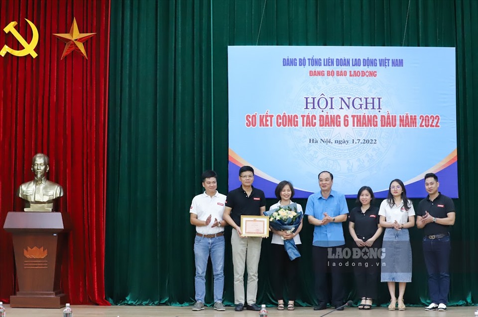 Đảng bộ Báo Lao Động được nhận được giấy khen của Đảng uỷ Tổng Liên đoàn Lao động Việt Nam do đã hoàn thành xuất sắc nhiệm vụ năm 2021. Ảnh: Tô Thế