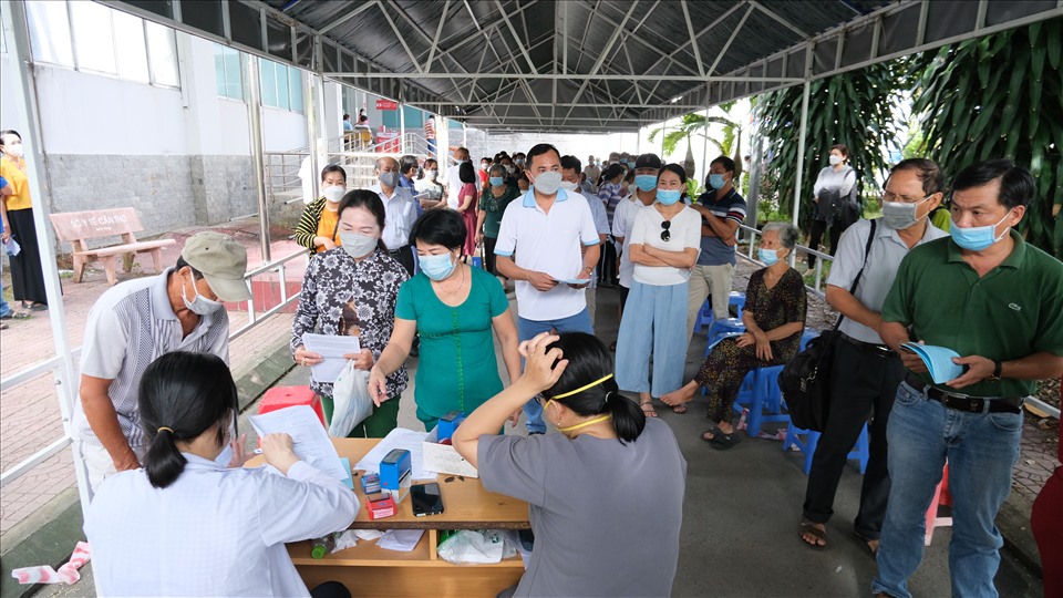 Người dân Cần Thơ trong buổi tiêm chủng ngày 30.6 tại Trung tâm Kiểm soát bệnh tật (CDC) Cần Thơ (Ảnh: Phong Linh)