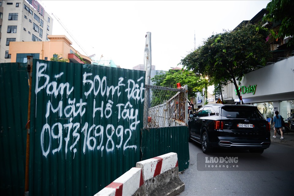 Phần rào tôn bên ngoài công trình trở thành biển quảng cáo bất đắc dĩ cho những kẻ cơ hội.