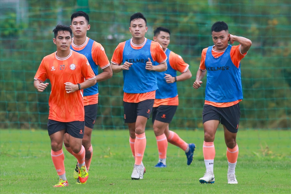 Tuy nhiên, vì lý do thời tiết nên Huy Toàn và các đồng đội không thể tập ở sân Thống Nhất mà phải chuyển sang sân Phú Thọ. Đây là sân tập TPHCM thường xuyên tập luyện.
