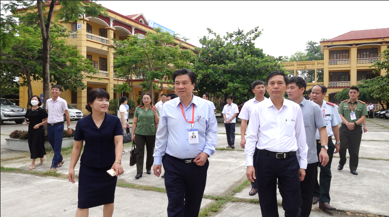 Thứ trưởng Nguyễn Hữu Độ và đoàn công tác kiểm tra tại điểm thi Trường THPT B Phủ Lý. Ảnh: Thiều Trang