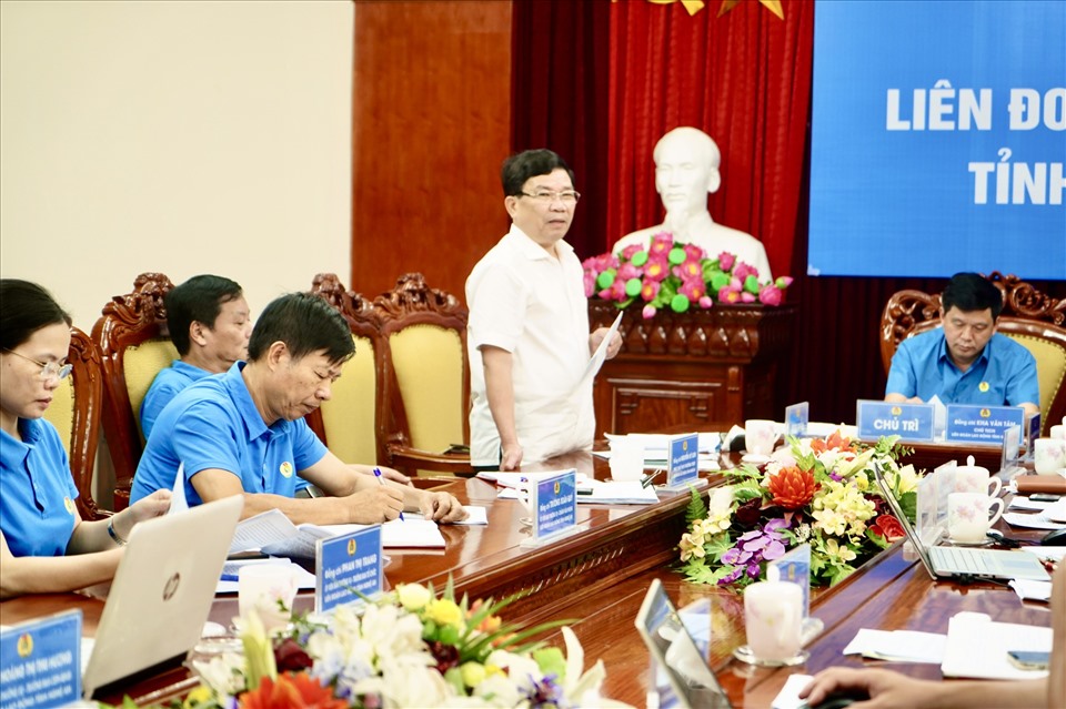 Ông Hoàng Đình Tuấn – Phó ban Dân vận Tỉnh ủy ghi nhận những kết quả mà Công đoàn Nghệ An đạt được trong 6 tháng đầu năm. Ảnh: Minh Khuê