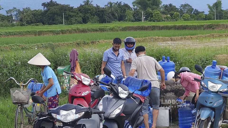 Như Lao Động đã phản ánh, sự cố mất nước sinh hoạt từ ngày 3.7 đã khiến cuộc sống của hàng chục nghìn hộ dân ở TP.Điện Biên Phủ và huyện Điện Biên bị xáo trộn.