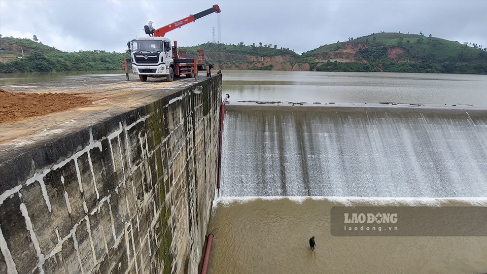 Theo lãnh đạo Công ty cổ phần cấp nước Điện Biên, do hồ nước Nậm Khẩu Hu không có thiết kế cửa xả đáy nên nước lũ tràn về lắng rất chậm, ảnh hưởng nặng nề đến quy trình xử lý.